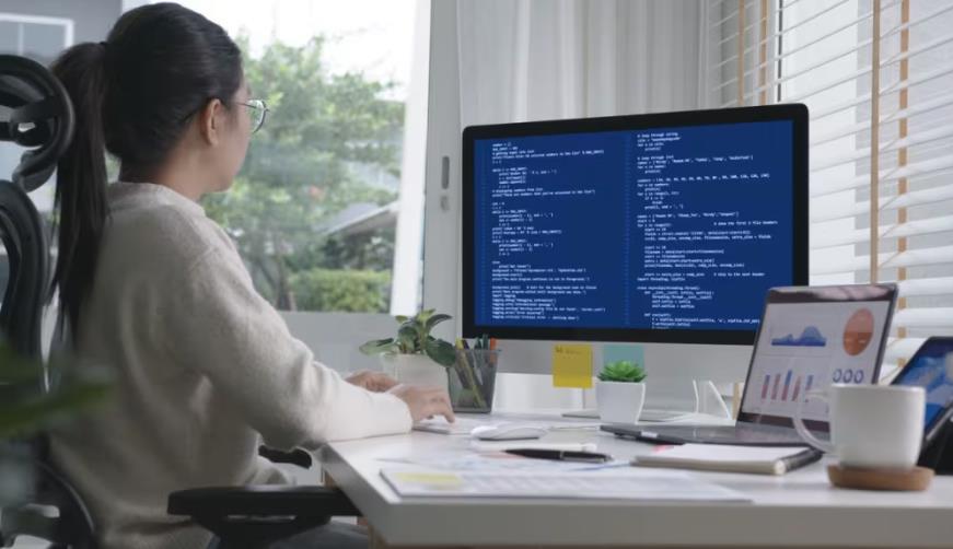 贺州软件开发公司实战建议:网站赋能,为何必须接入支持机器人?